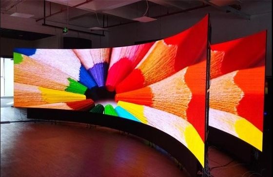 ماژول نمایشگر انعطاف پذیر LED نرم داخلی و خارجی P4 با پیکربندی اثر تبلیغاتی 1R1G1B